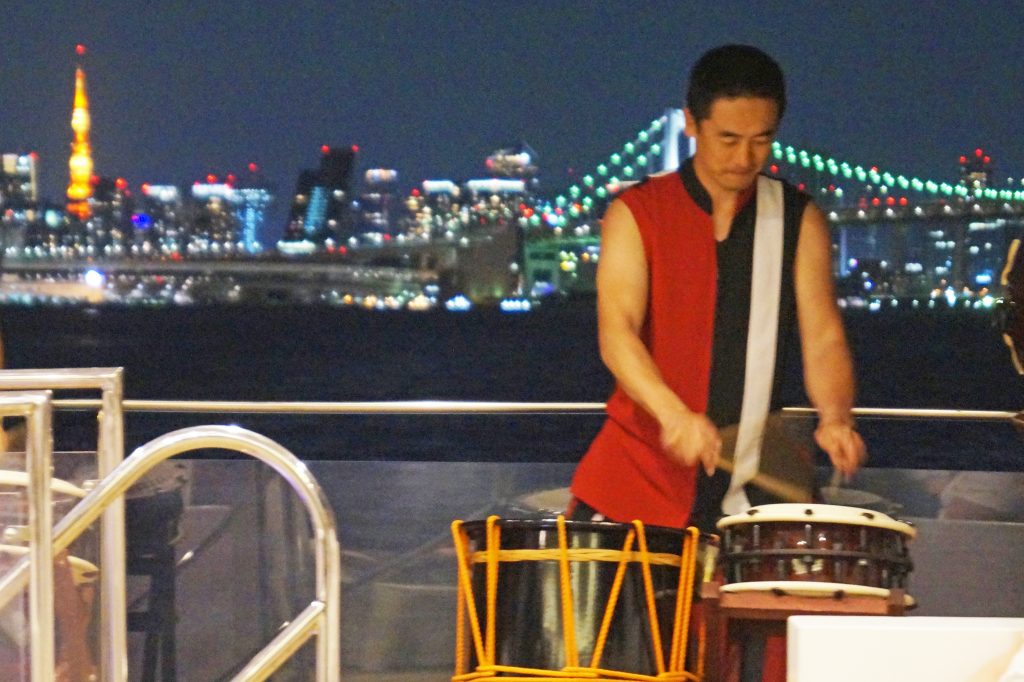 東京湾の夜景を背景に奏でる和太鼓