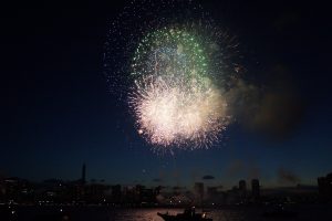 夏の夜の打ち上げ花火