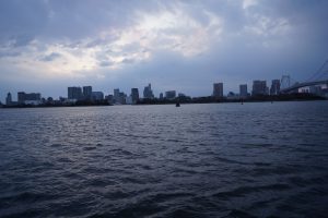 東京湾と曇り空の写真
