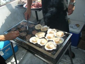 船上BBQで焼かれているホタテと肉