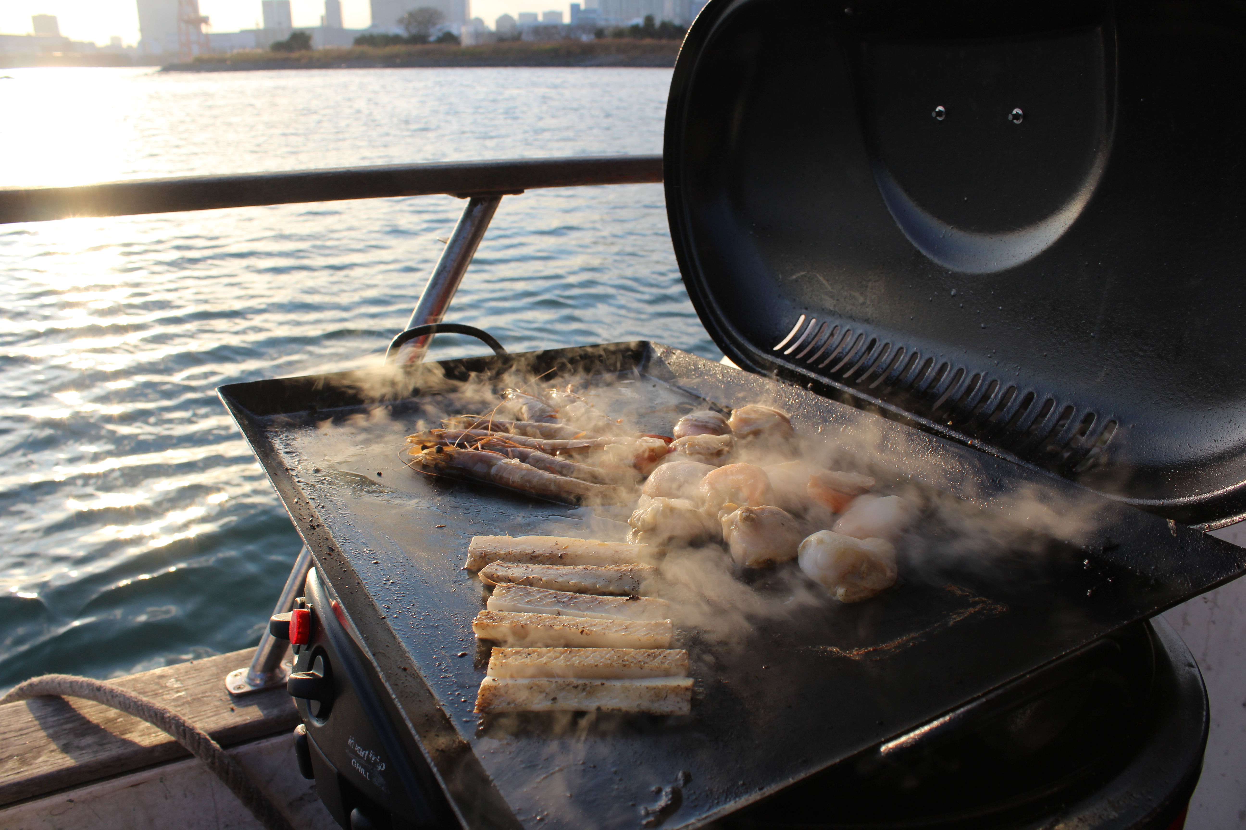 船上BBQで焼かれている食材