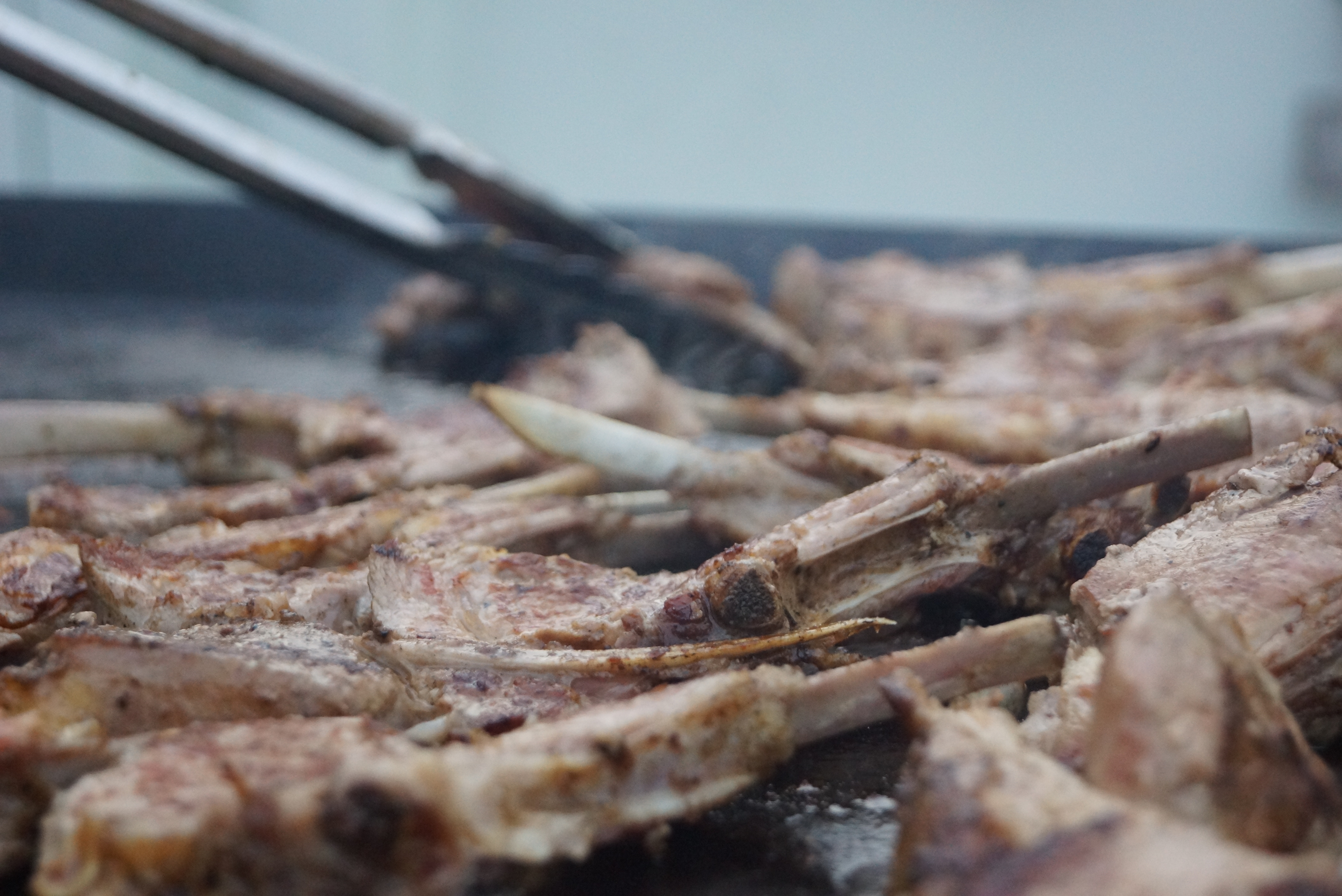 骨付き肉が焼かれている画像