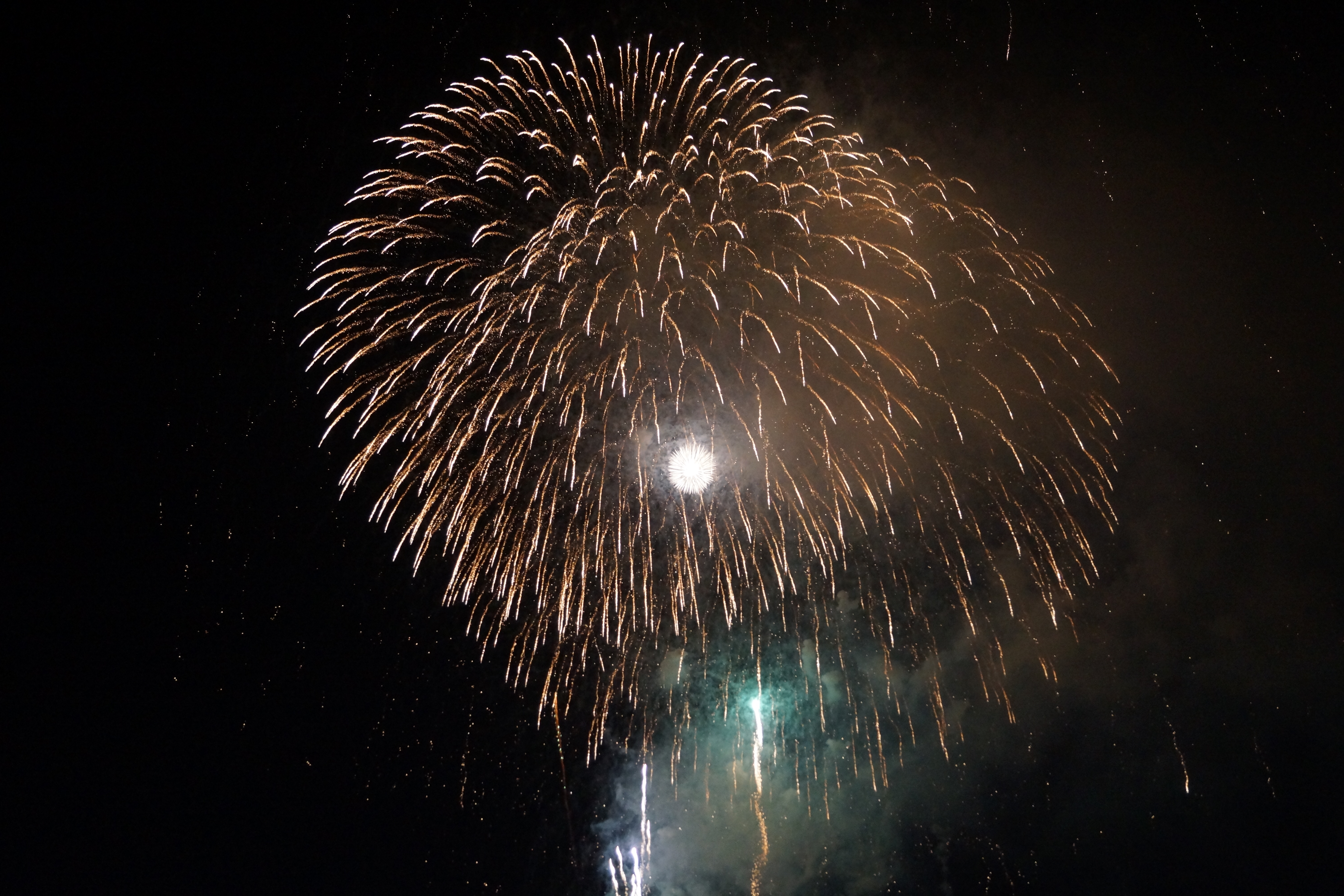 夜空に大きく打ちあがる花火