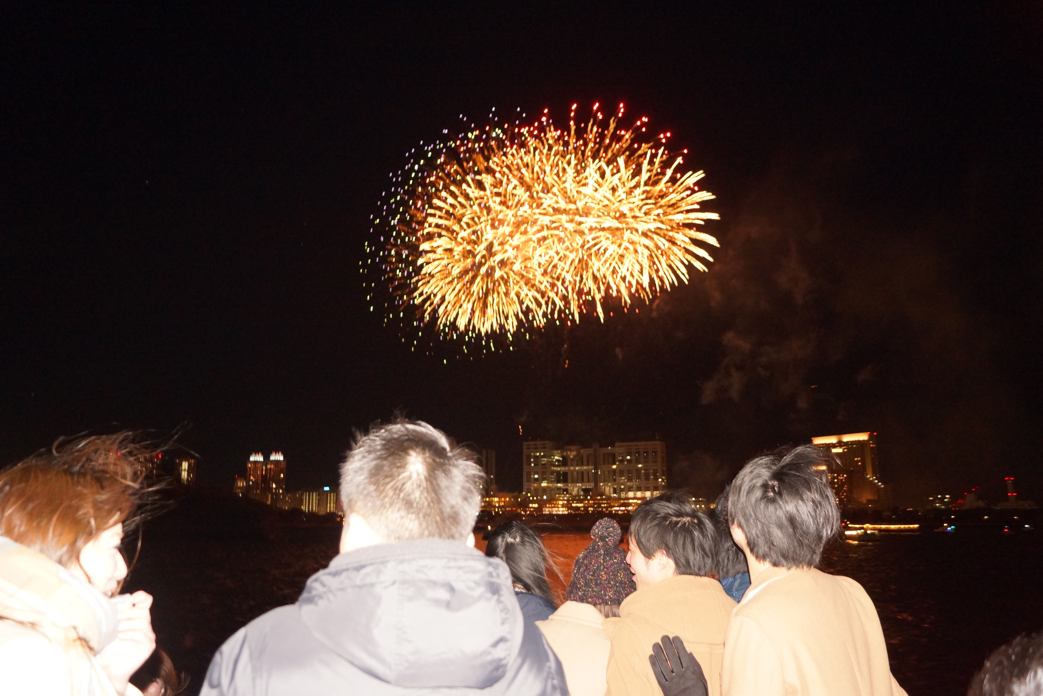 クルーザーから眺める打ち上げ花火