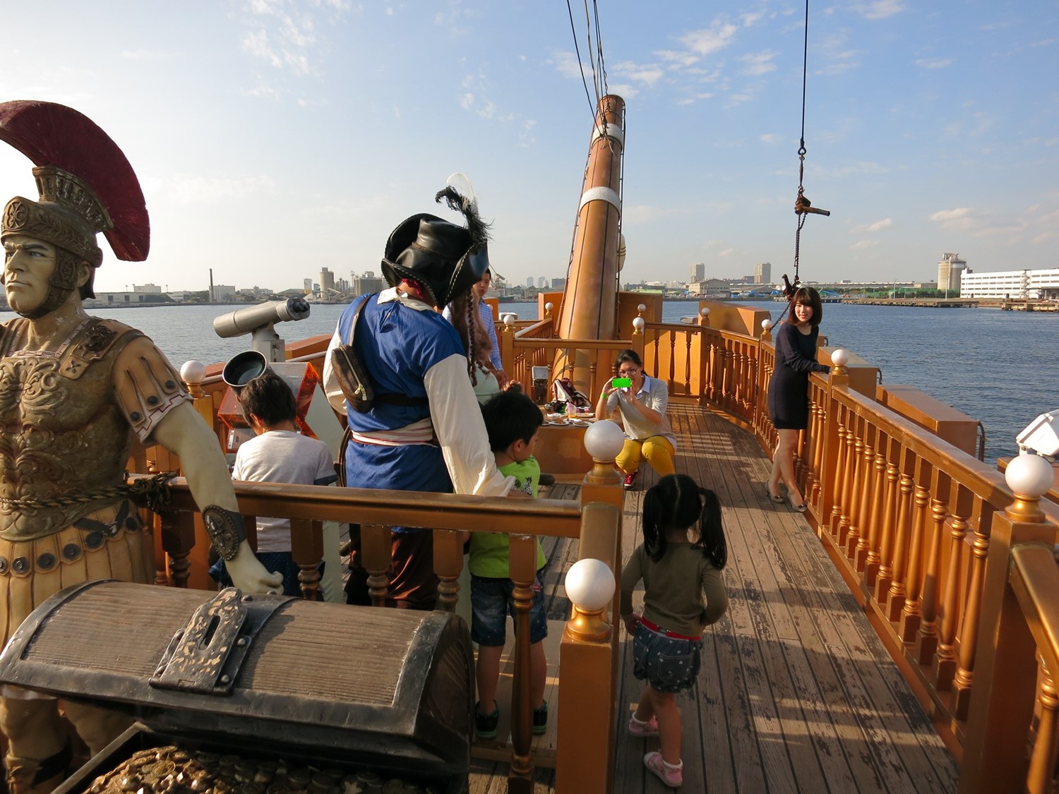 横浜港周辺を周遊する海賊船クルーザー