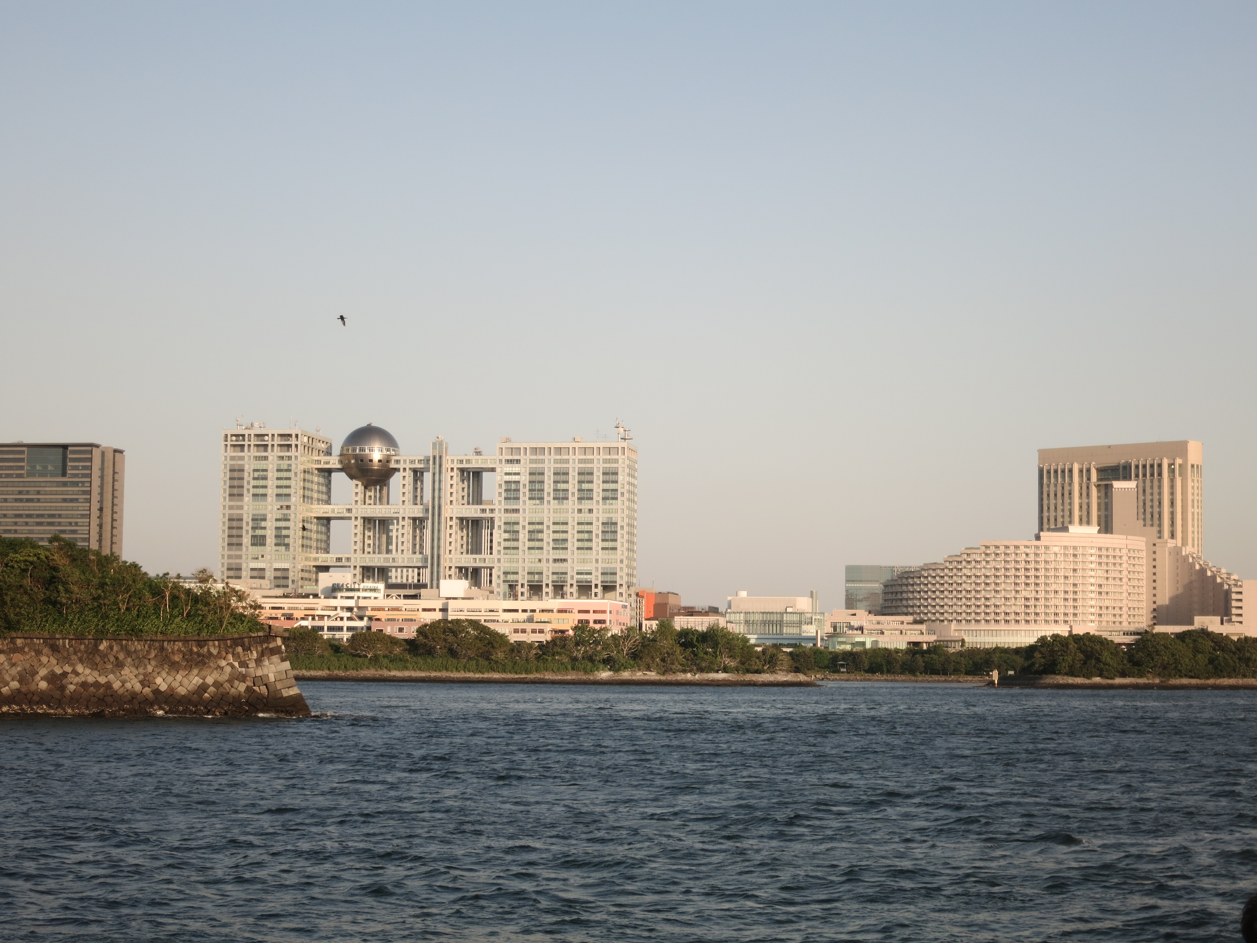 海から眺めたお台場の風景