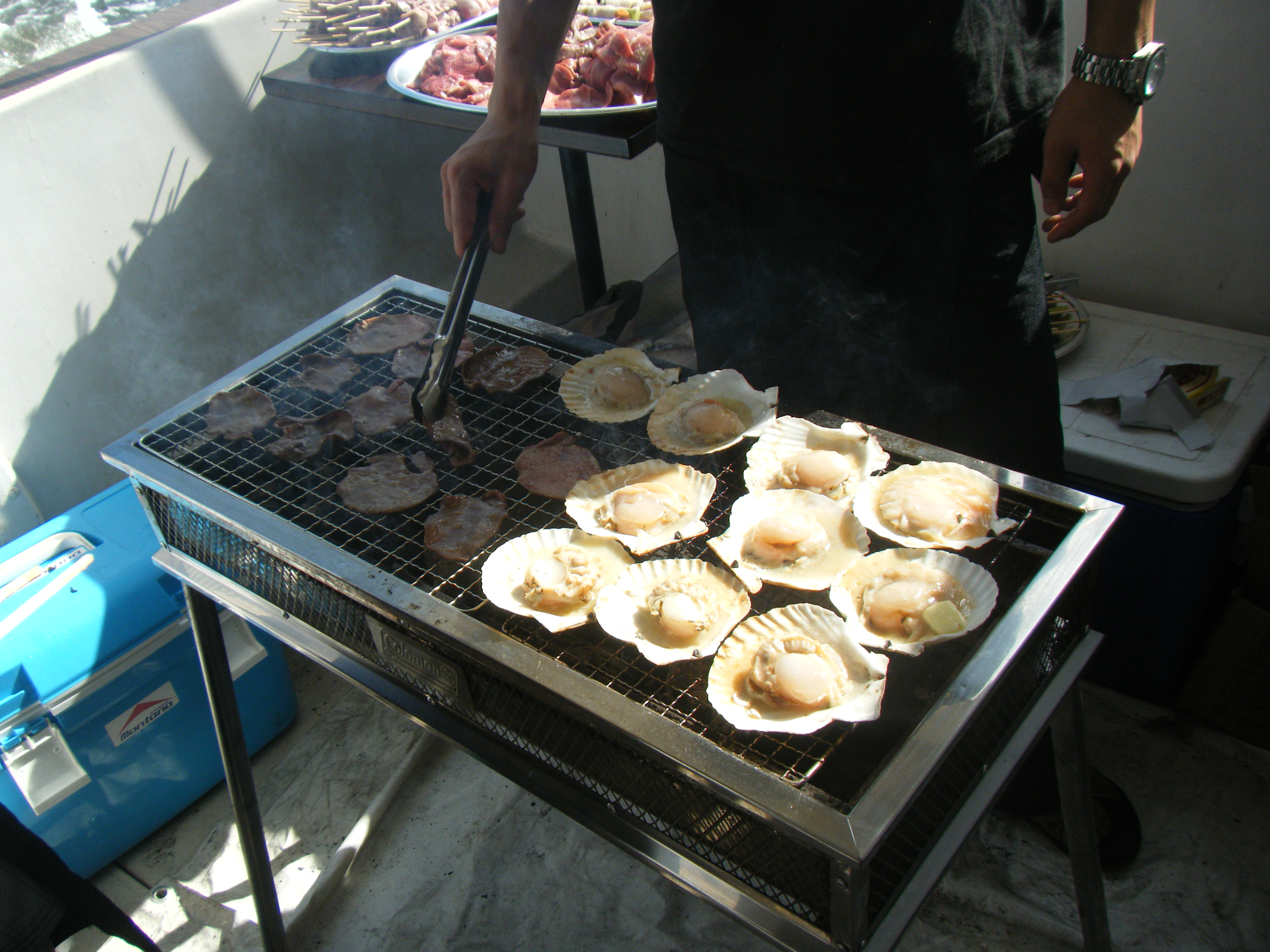 バーベキュークルージングで貝を焼いている