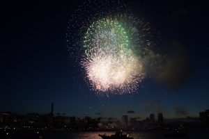 夜空に打ちあがる花火