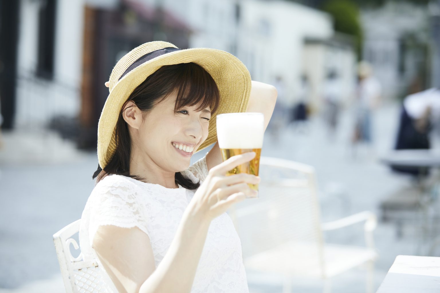 女性がビールを飲むシーン