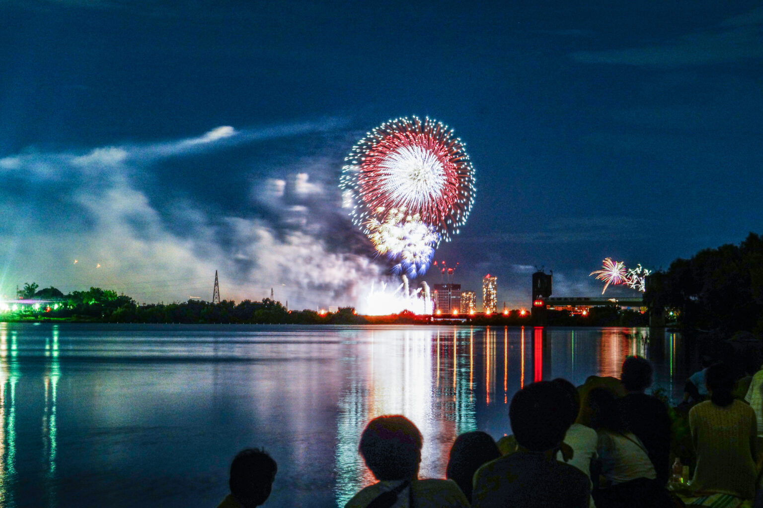 海越しに見える花火
