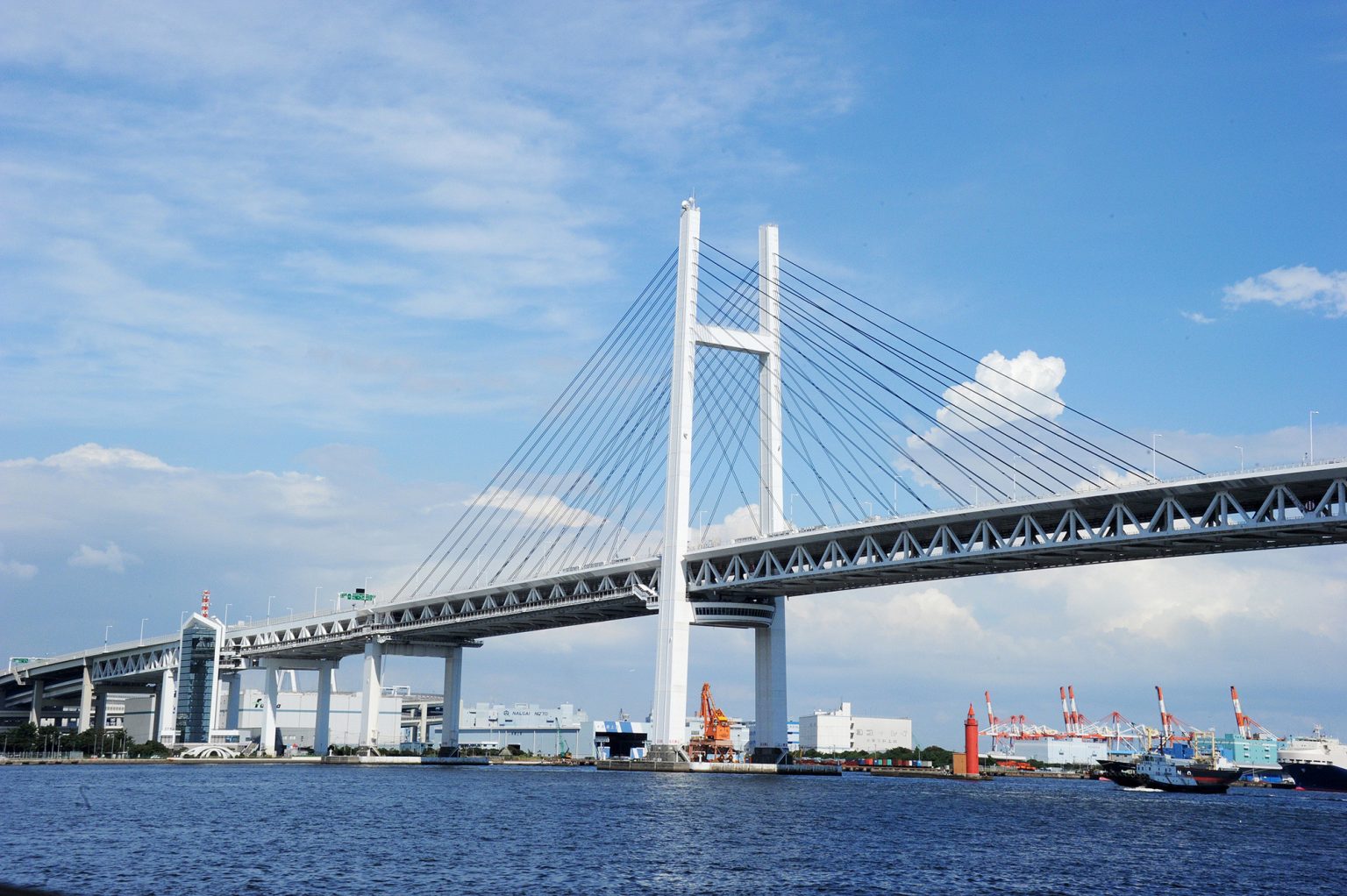 横浜ベイブリッジの昼の景色