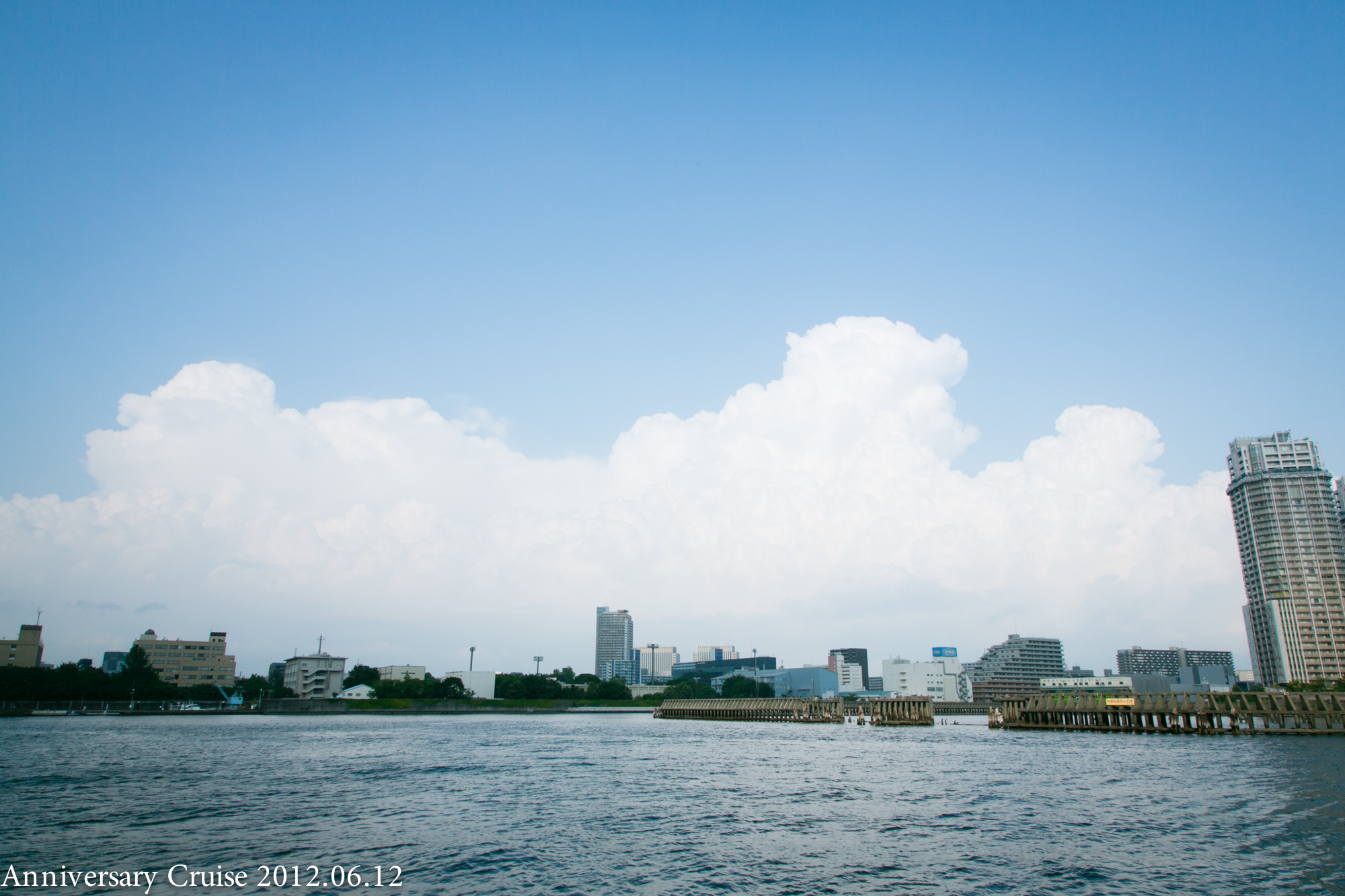 薄い雲がある青空と海