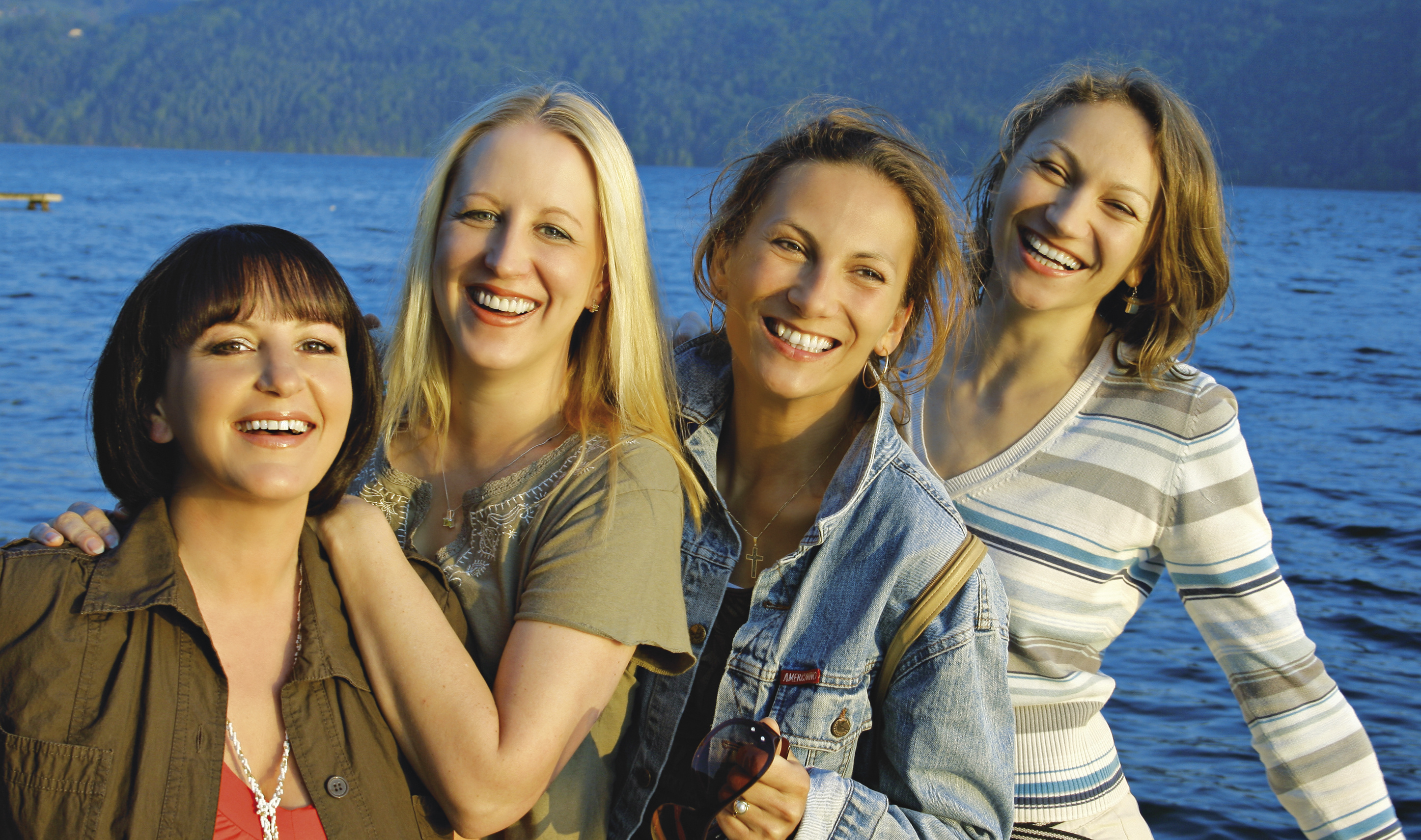 水辺で笑う女性4人