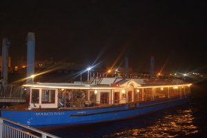 夜の海に船