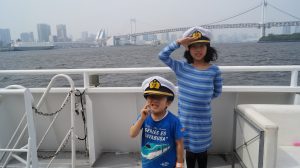 船の上で記念撮影する女の子と男の子