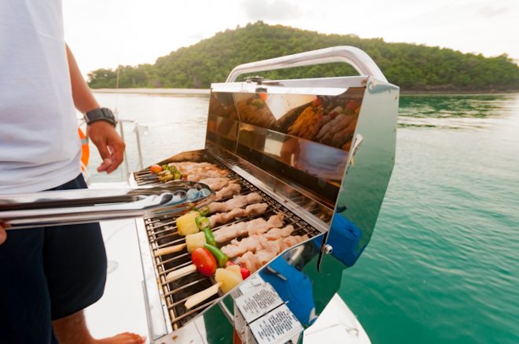 船上でBBQをする様子