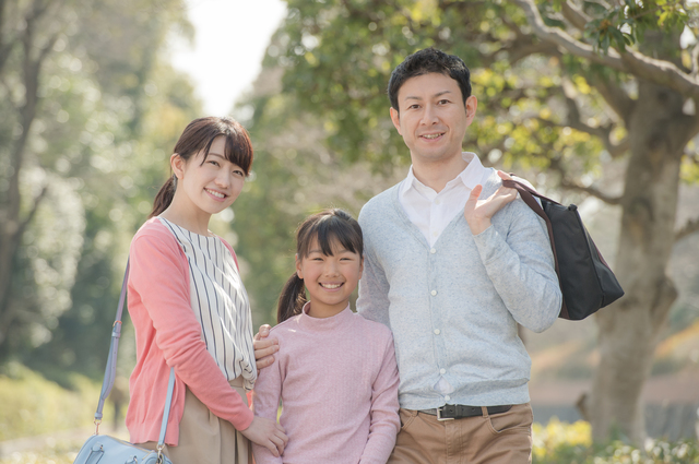 3人家族で旅行に出かける様子