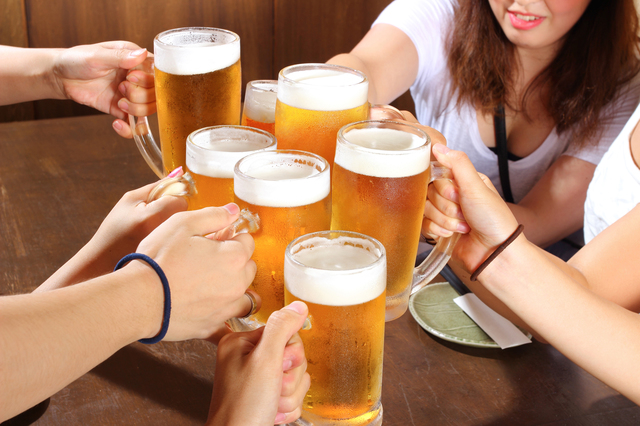 ビールで乾杯するグループ