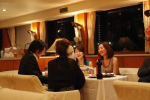 忘年会は盛り上がる企画を考えよう 失敗しない企画のコツは クルージングナビ クルージングなら東京湾アニバーサリークルーズ