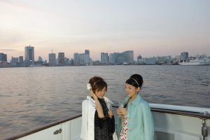 船上でドレスを着て立っている2人の女性
