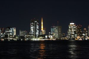 水辺から見える都会の夜景
