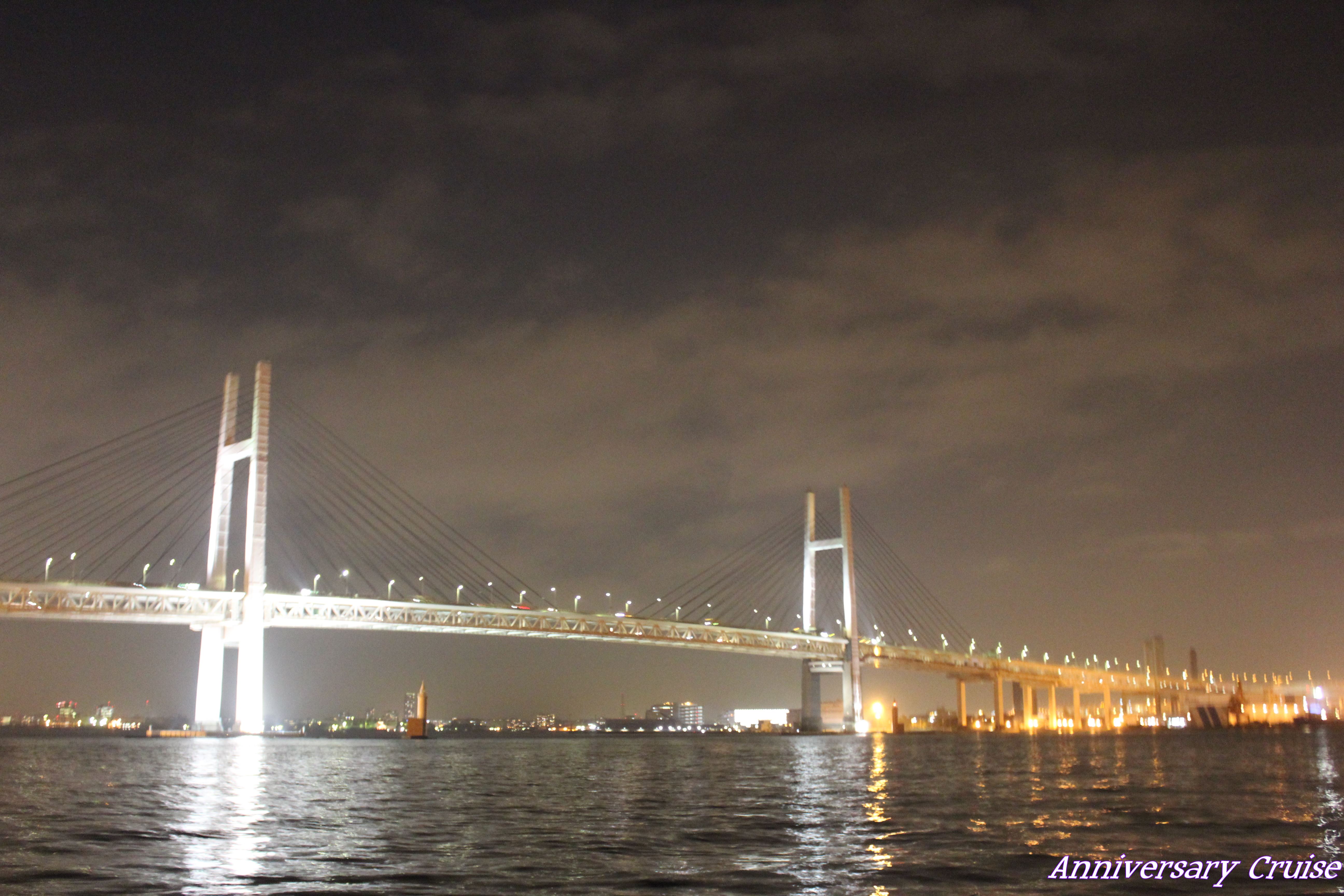 夜間ライトアップされた橋