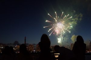 クリスマス時期はイルミネーションと花火を同時に楽しめるお台場へ クルージングナビ クルージングなら東京湾アニバーサリークルーズ