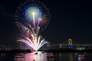 レインボーブリッジと花火