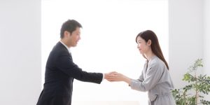 握手をしている2人のビジネスパーソン