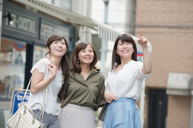 観光を楽しむ3人の女性