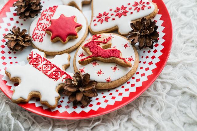 クリスマス柄にアイシングされたクッキー