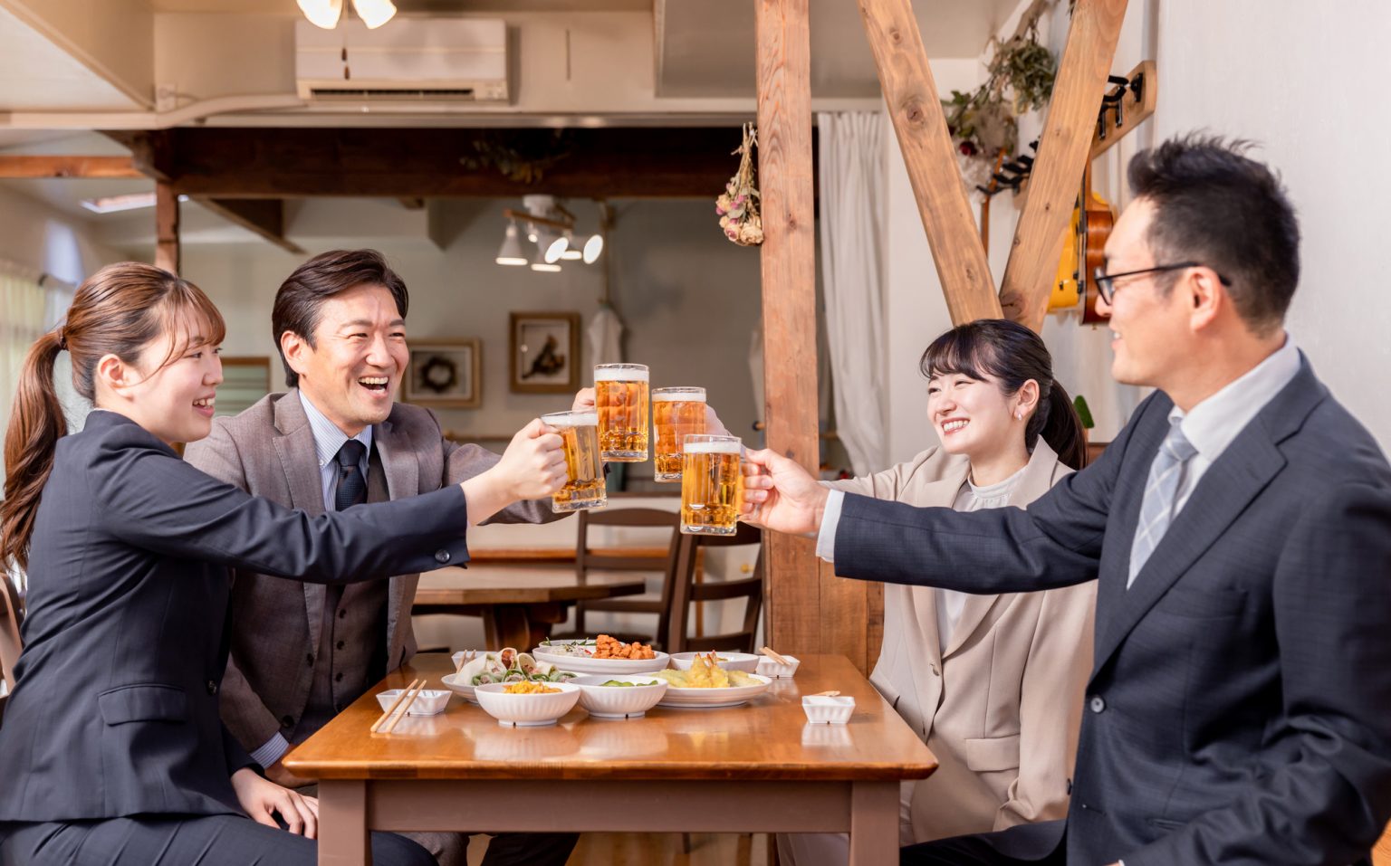 ４人ビールで乾杯