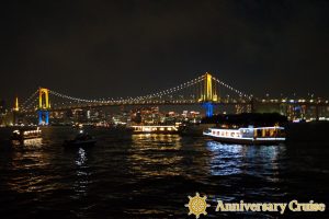 お台場の夜景とクルーザー