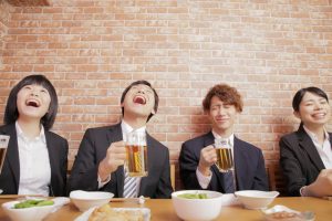 ビールを飲んでいる男女4人