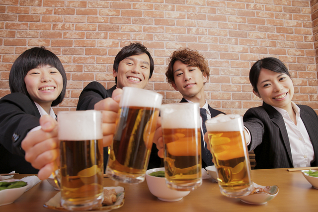 ビールで乾杯している男女4人