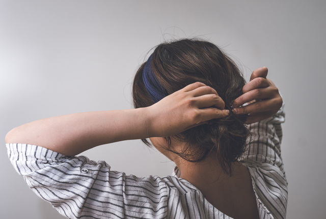 ヘアアレンジをする女性