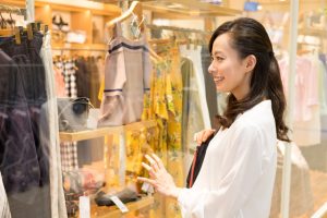 お店で服を選んでいる30代女性