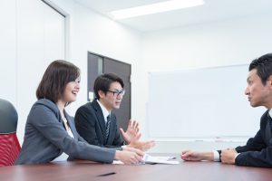 会議室でミーティングをする社員