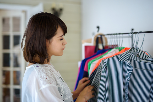 服選びに迷う女性