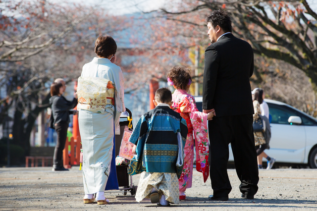 着物で七五三のお参りをする家族