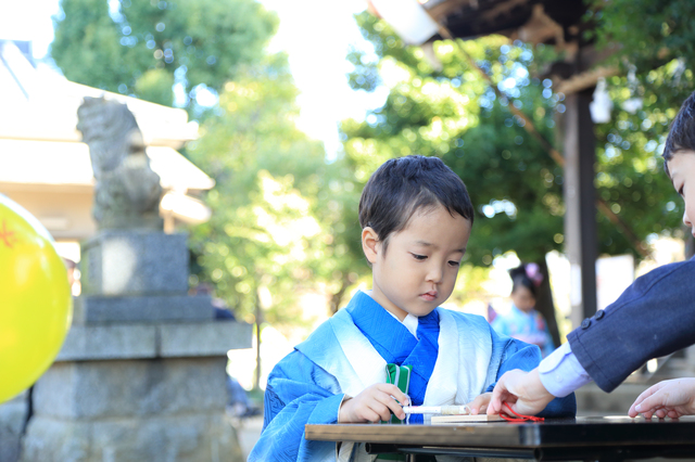 神社でお参りをする七五三の男の子