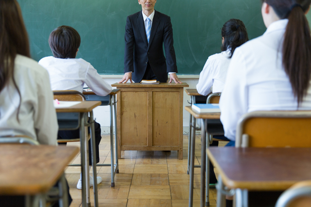 教室内の先生と生徒