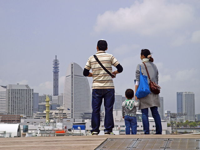 港から横浜の街を見ている家族