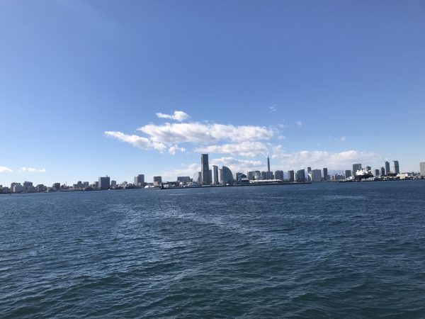 船の上から眺める横浜の街並み