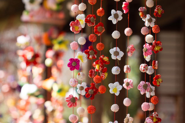 上からたれている花の飾り物