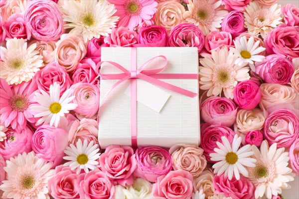 ピンクの花に囲まれたプレゼント