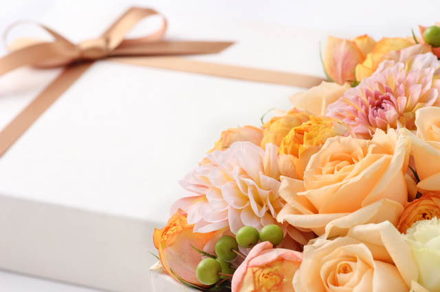 花束とプレゼントボックス