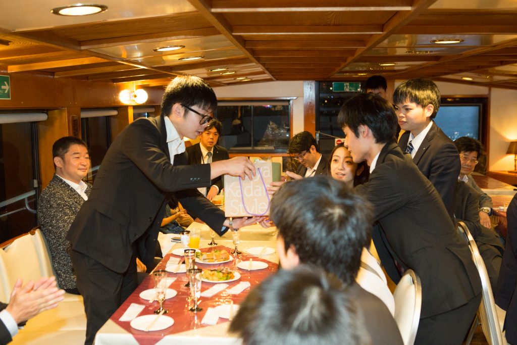 職場の送別会で男性へプレゼント どんなものがよい クルージングナビ クルージングなら東京湾アニバーサリークルーズ