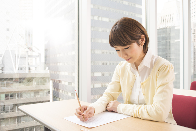 試験勉強をする女性