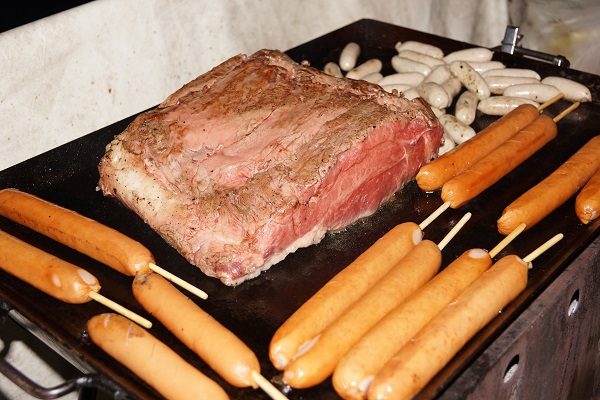 船上バーベキューで焼かれる肉